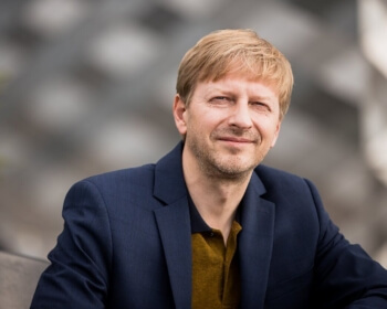 Kviečiame žiūrėti naują įrašą – interviu su profesoriumi Povilu Aleksandravičiumi