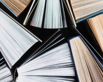 Leidykla „Skaryna Press“ (Londonas) pirmą kartą išleido prancūzų filosofo, vienos pagrindinių ateistinio egzistencializmo figūrų, Žano Polio Sartro (1905–1980) knygos „Egzistencializmas yra humanizmas“ vertimą į gudų kalbą.